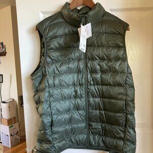 NWT Men's UNIQLO Ultra Light Down Olive Vest Jacket